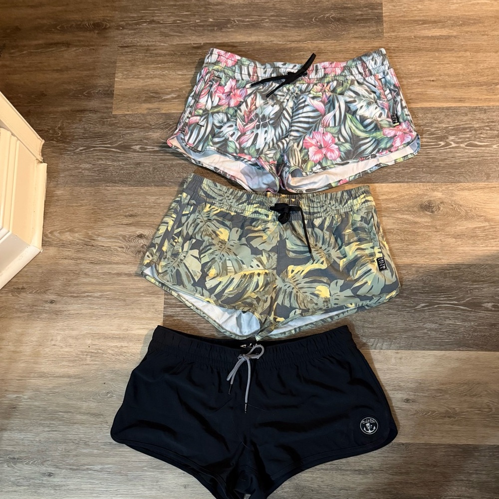 Salt Life Women's Tropical and Black Athletic Shorts